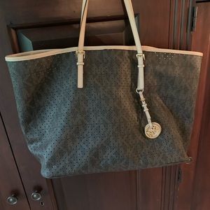 Michal Kors women’s tote used once. Excellent condition
